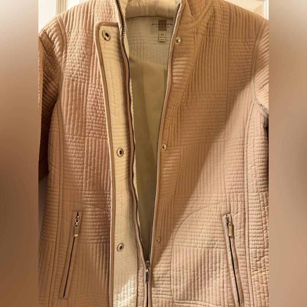 NWOT Tan Quilted Women’s Jacket Size PS
Water Resistant - Picture 4 of 12